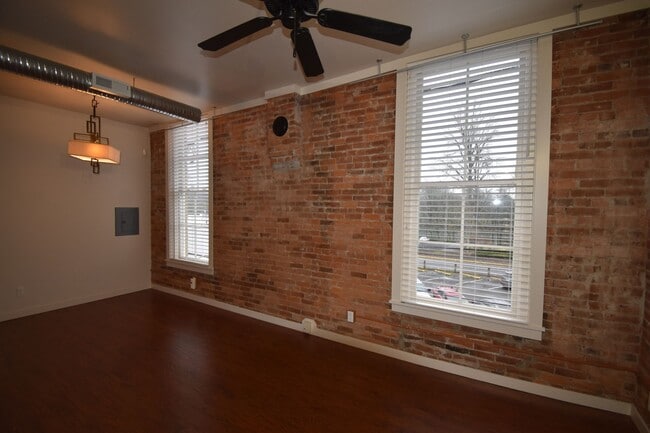 211 W 1st Ave in Albany, OR - Building Photo - Building Photo