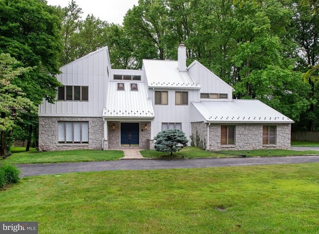 property at 880 Roscommon Rd