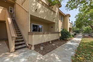 206 Woodland Pkwy in San Marcos, CA - Building Photo