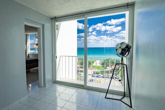 6450 Collins Ave, Unit 703 in Miami, FL - Foto de edificio - Building Photo