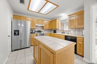 18596 White Oak Dr in Prairieville, LA - Foto de edificio - Building Photo