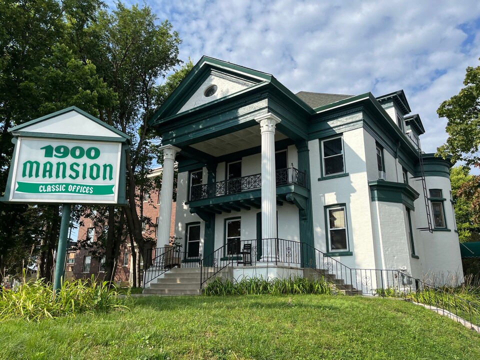 1900 Hennepin Ave S in Minneapolis, MN - Building Photo