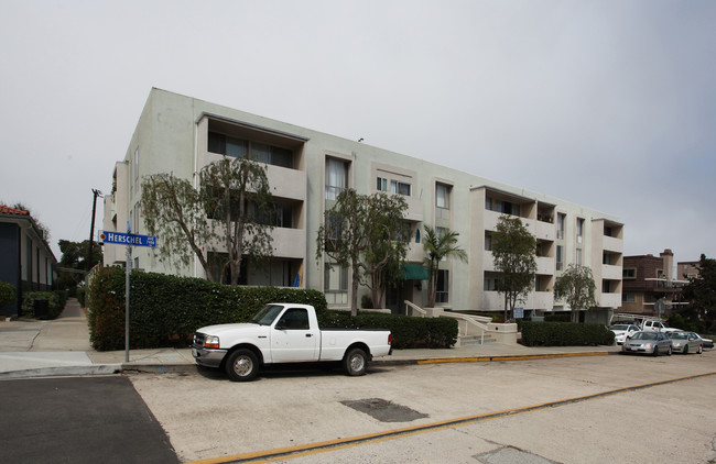 Herschel Apartments in La Jolla, CA - Foto de edificio - Building Photo