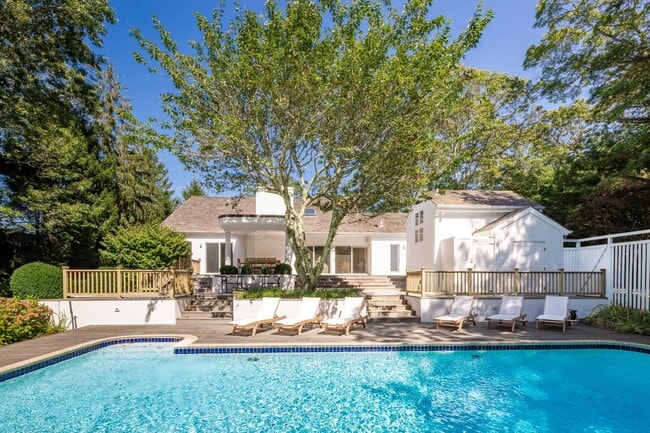 177 Cove Hollow Rd in East Hampton, NY - Building Photo - Building Photo