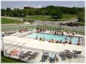 Meadowbrook Apartments in Lawrence, KS - Foto de edificio - Building Photo