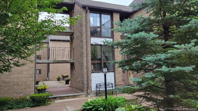 181 Loomis Dr in West Hartford, CT - Building Photo - Building Photo