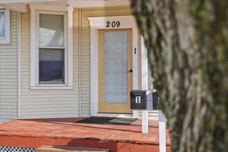 209 West Main St in Waunakee, WI - Building Photo - Building Photo