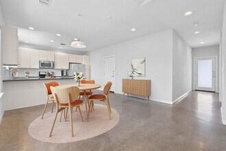 301 W Stassney Ln in Austin, TX - Building Photo - Building Photo