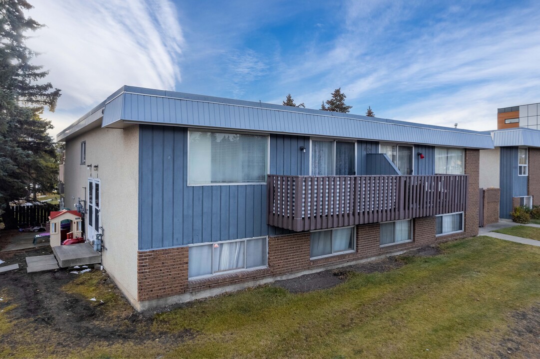 402 68 Av NW in Calgary, AB - Building Photo