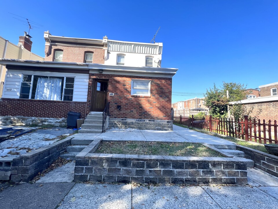 7040 Erdrick St in Philadelphia, PA - Building Photo