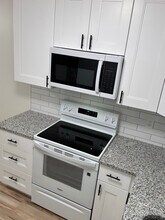 2219 Oak St, Unit Unit B in Virginia Beach, VA - Foto de edificio - Building Photo