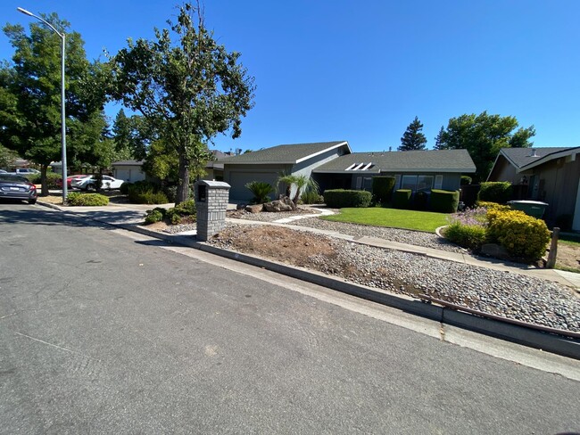 8296 N Raisina Ave in Fresno, CA - Building Photo - Building Photo