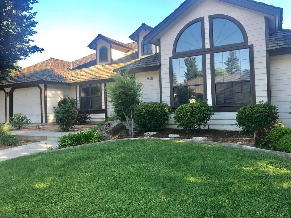 1697 W Locust Ave in Fresno, CA - Foto de edificio