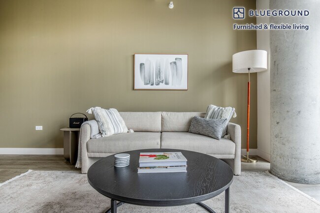 450 W Belmont Ave in Chicago, IL - Building Photo - Building Photo