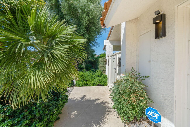 10 Lafayette Dr in Rancho Mirage, CA - Foto de edificio - Building Photo