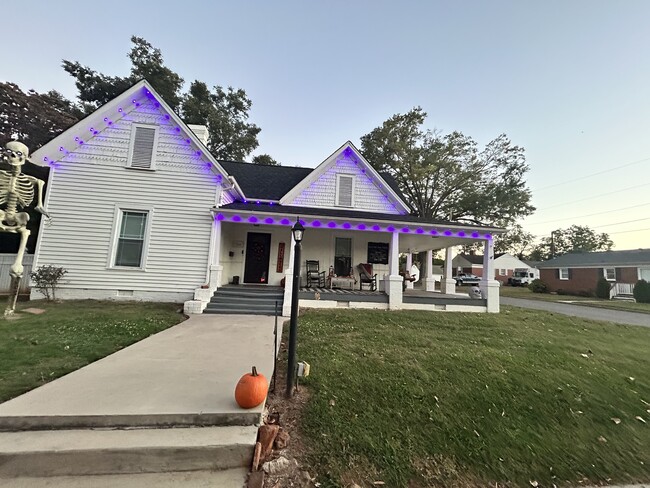 property at 600 W Mountain St