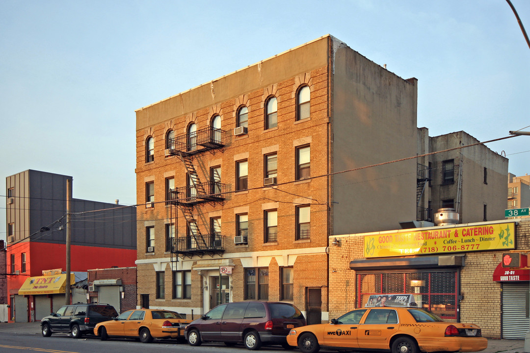 29-06 38th Ave in Long Island City, NY - Building Photo