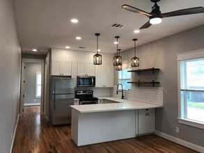 1004 Adele St, Unit 1002 Adele St in Houston, TX - Foto de edificio - Building Photo