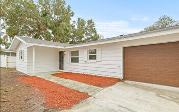 2255 S Lagoon Cir in Clearwater, FL - Building Photo - Building Photo