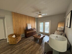 4925 Cromwell Dr in Kyle, TX - Foto de edificio - Building Photo