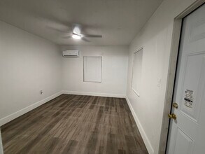 77 Blue Heron Blvd in Riviera Beach, FL - Foto de edificio - Building Photo