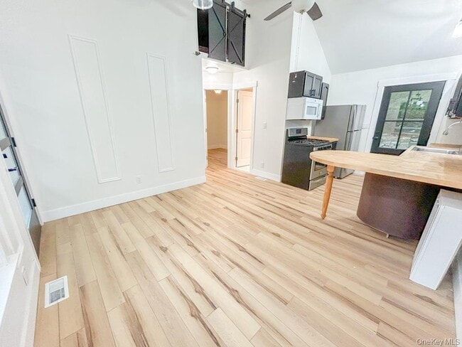 765 Meadow Rd in Smithtown, NY - Building Photo - Building Photo