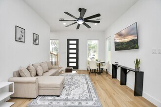 7129 Sidney St in Houston, TX - Building Photo - Building Photo