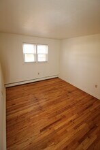340 Park Ave, Unit B in East Hartford, CT - Building Photo - Building Photo