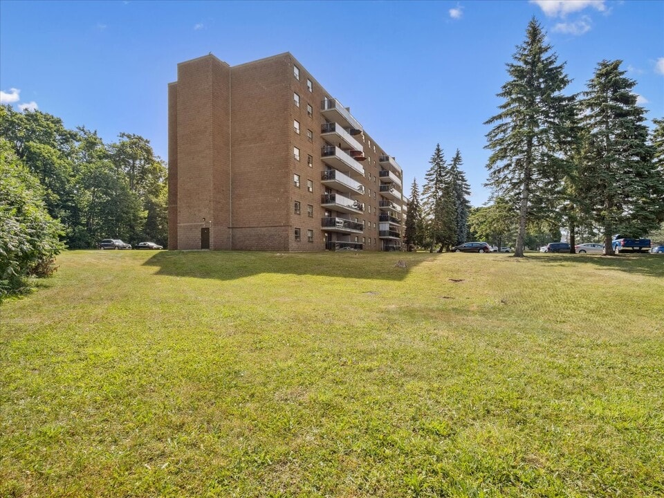 Maplewood Place Apartments in Barrie, ON - Building Photo