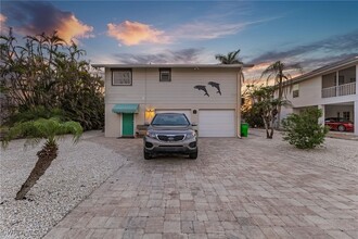 5394 Palmetto St in Fort Myers Beach, FL - Building Photo - Building Photo