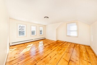 108 Washington St, Unit 2 in Marblehead, MA - Foto de edificio - Building Photo