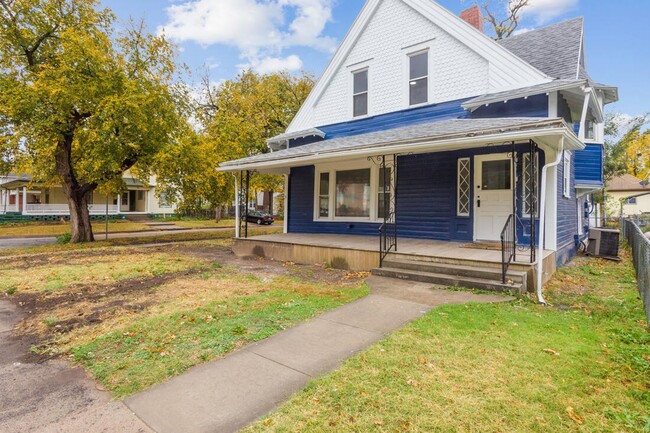 1303 W Univ Ave in Wichita, KS - Foto de edificio - Building Photo