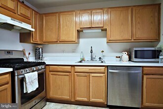 9246 Cardinal Forest Ln in Lorton, VA - Building Photo - Building Photo