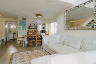 5716 Skyview Way, Unit B in Agoura Hills, CA - Foto de edificio - Building Photo