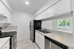 1312 W Adoue St in Alvin, TX - Building Photo