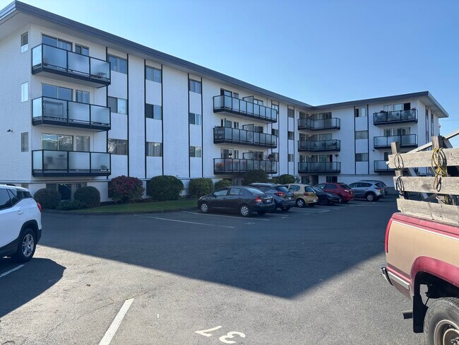 Robert Leslie Place in Victoria, BC - Building Photo - Building Photo