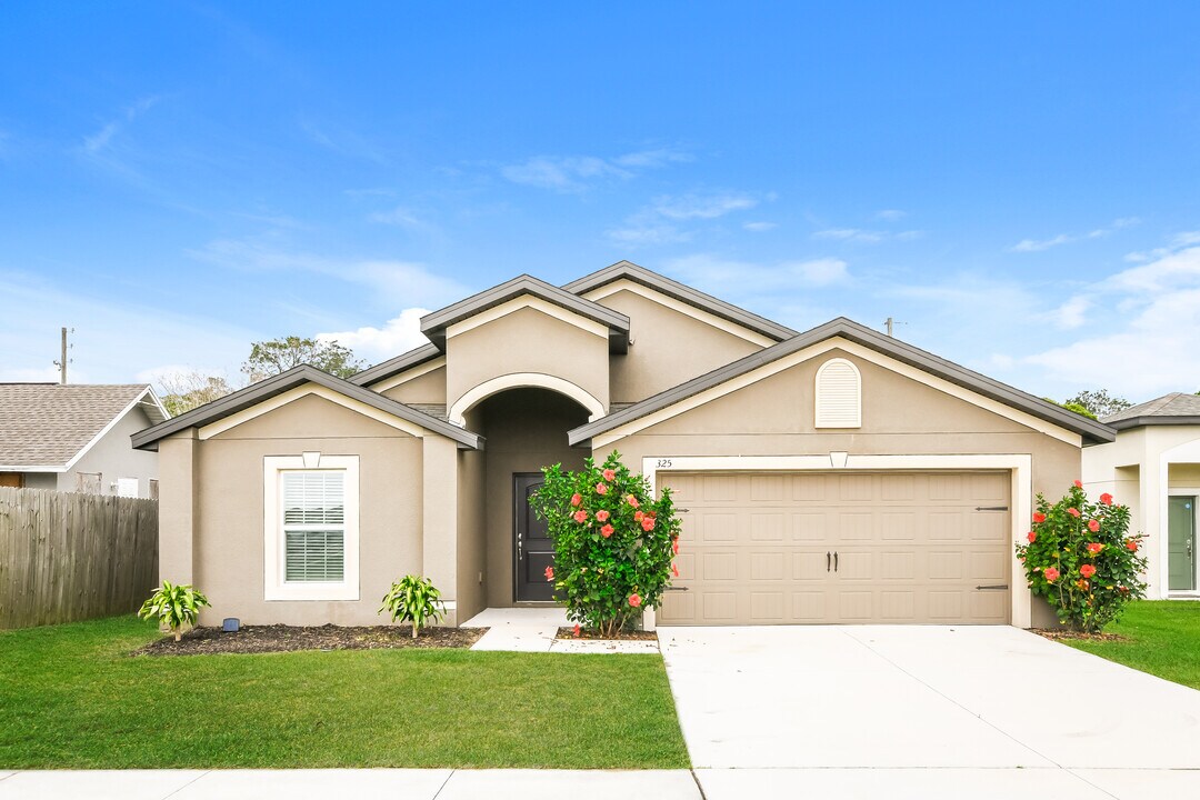 325 Kensington View Dr in Winter Haven, FL - Building Photo