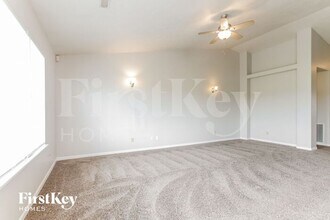 2215 Rolling Oak Dr in Indianapolis, IN - Foto de edificio - Building Photo