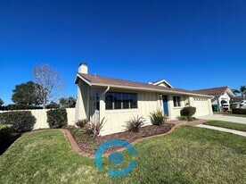 3076 Governor Dr in San Diego, CA - Building Photo