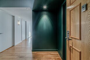 244 Sherbrooke St E in Montréal, QC - Building Photo