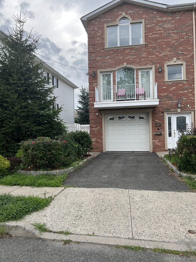 property at 4 Kiesewetter Ln