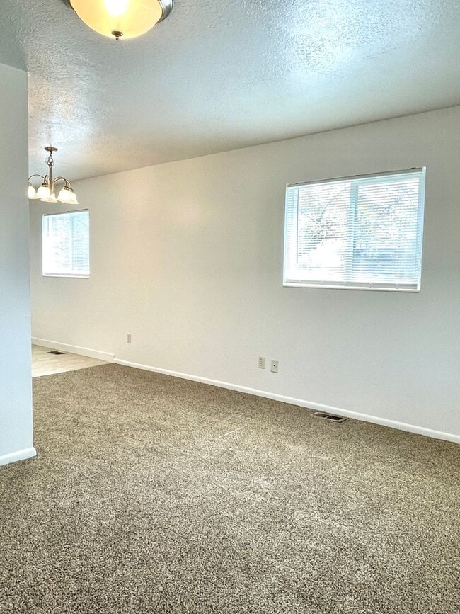 54 W 250 N in Clearfield, UT - Building Photo - Building Photo