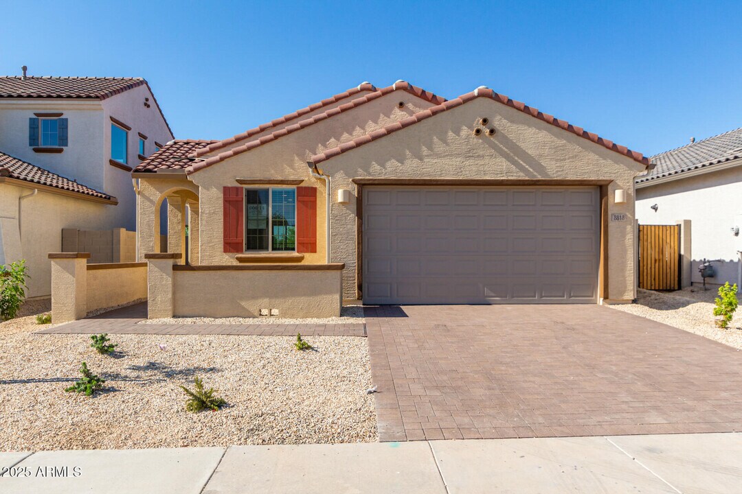 8818 W Luke Ave in Glendale, AZ - Foto de edificio