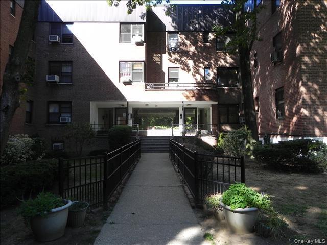 21 Schenck Ave in Great Neck Plaza, NY - Building Photo