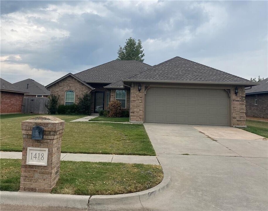 1418 Spoonwood Rd in Norman, OK - Building Photo