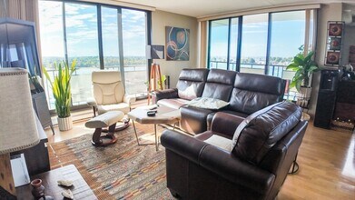 51 Broad Reach in Weymouth, MA - Foto de edificio - Building Photo