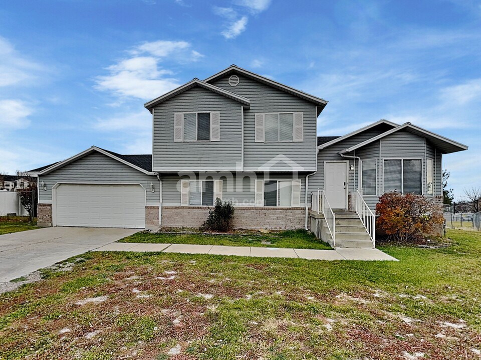 5404 W Sunfalls Ct in Salt Lake City, UT - Building Photo