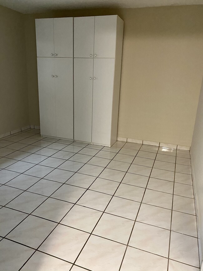 1750 W 46th St, Unit 321 in Hialeah, FL - Foto de edificio - Building Photo