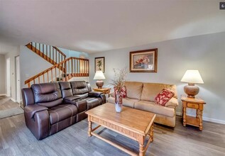 5241 Cedarbend Dr, Unit 4 in Ft. Myers, FL - Building Photo - Building Photo