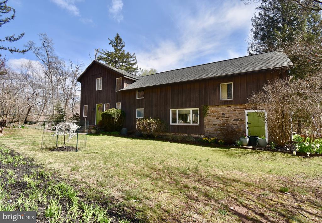 4 Cross Creek Ln in Erwinna, PA - Building Photo